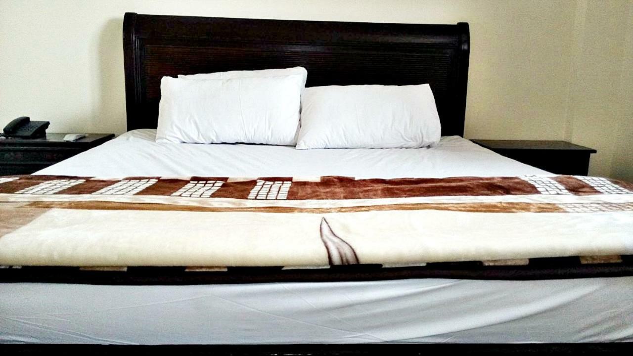 Fortville Hotel Лахор Екстер'єр фото