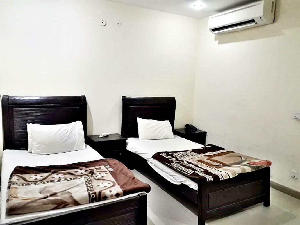 Fortville Hotel Лахор Екстер'єр фото