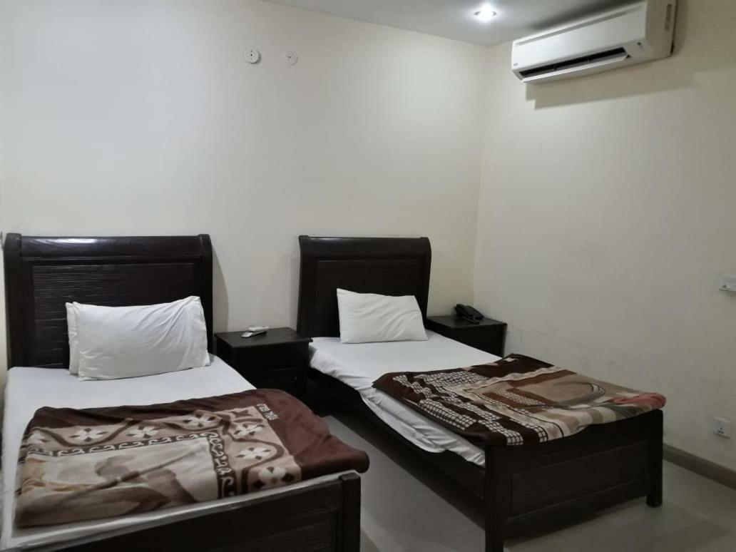 Fortville Hotel Лахор Екстер'єр фото